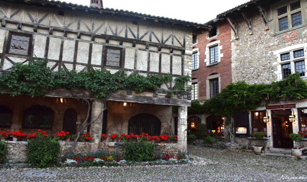 Péruges, viajar até à época medieval