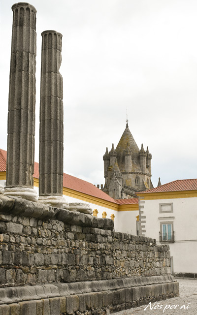 Torre da Sé Catedral ao Fundo e Templo romano